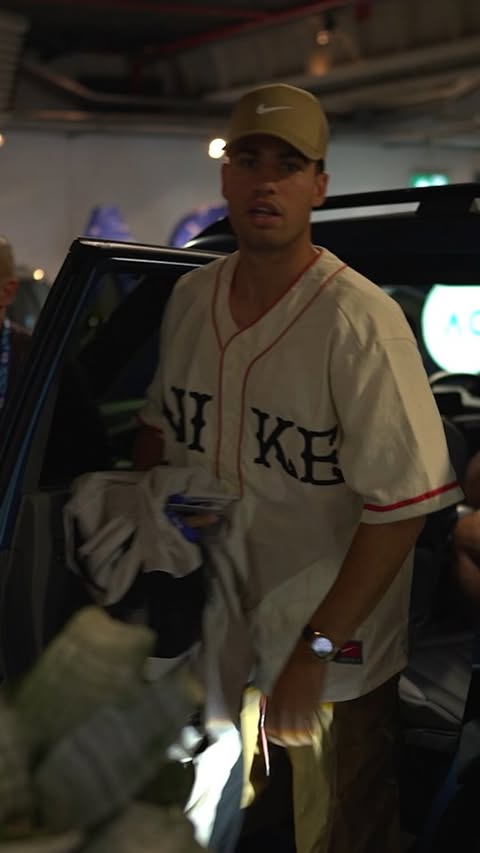 Instagram post by @kiaaustralia for Kia. Caption reads: [...] arriving at #AO26 in style, thanks to....