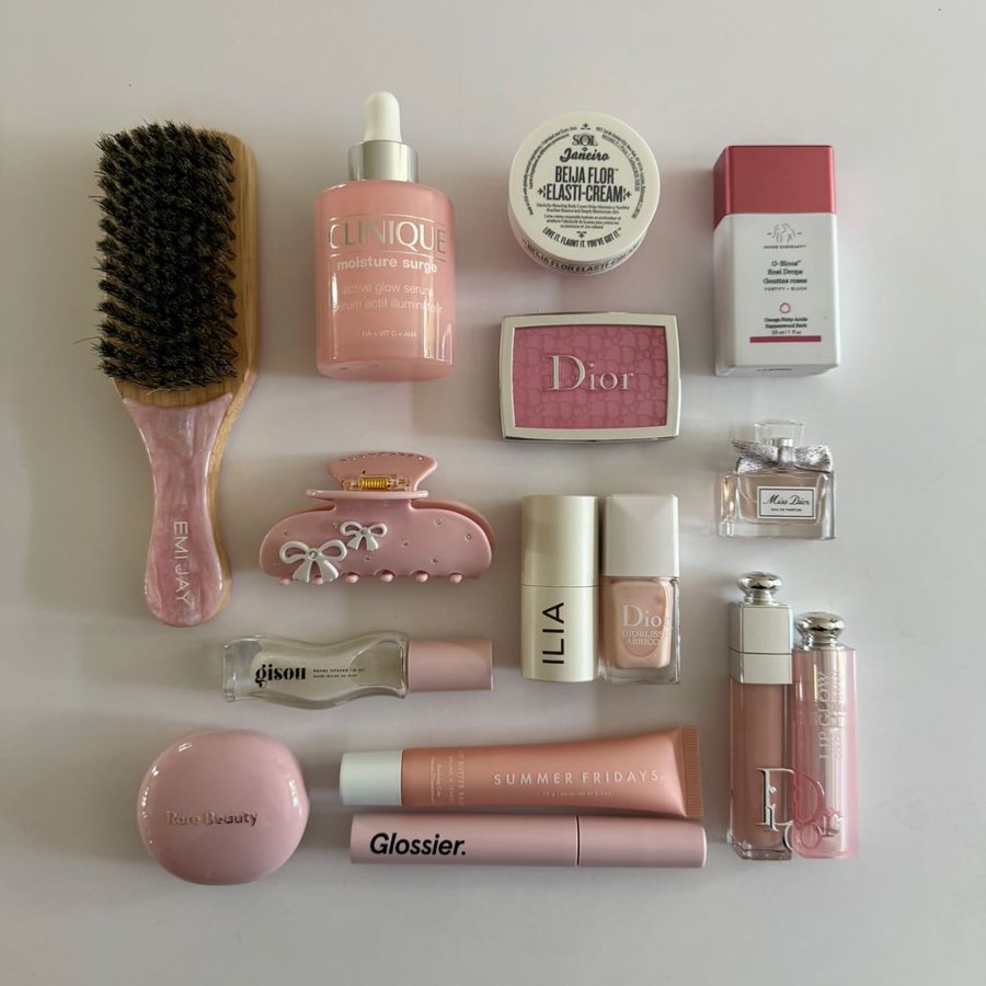 Instagram post by @carrieanne_ for Emi Jay. Caption reads: pretty pink flatlay 🎀🪽💓🤍

long time no pink....