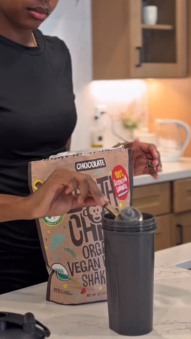 Instagram post by @courtneyshanaaa for EarthChimp. Caption reads: [...] simple and my body happy with @earthchimp.....