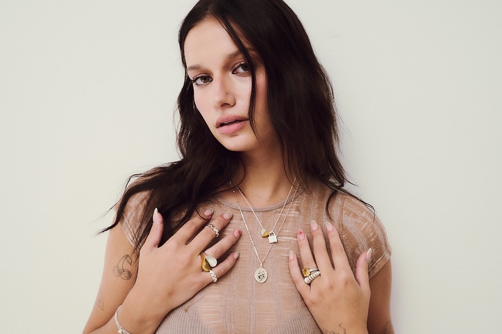 Instagram post by @iineezka for TOUS. Caption reads: idealny gift na dzień mamy prosto od @tousjewelry....