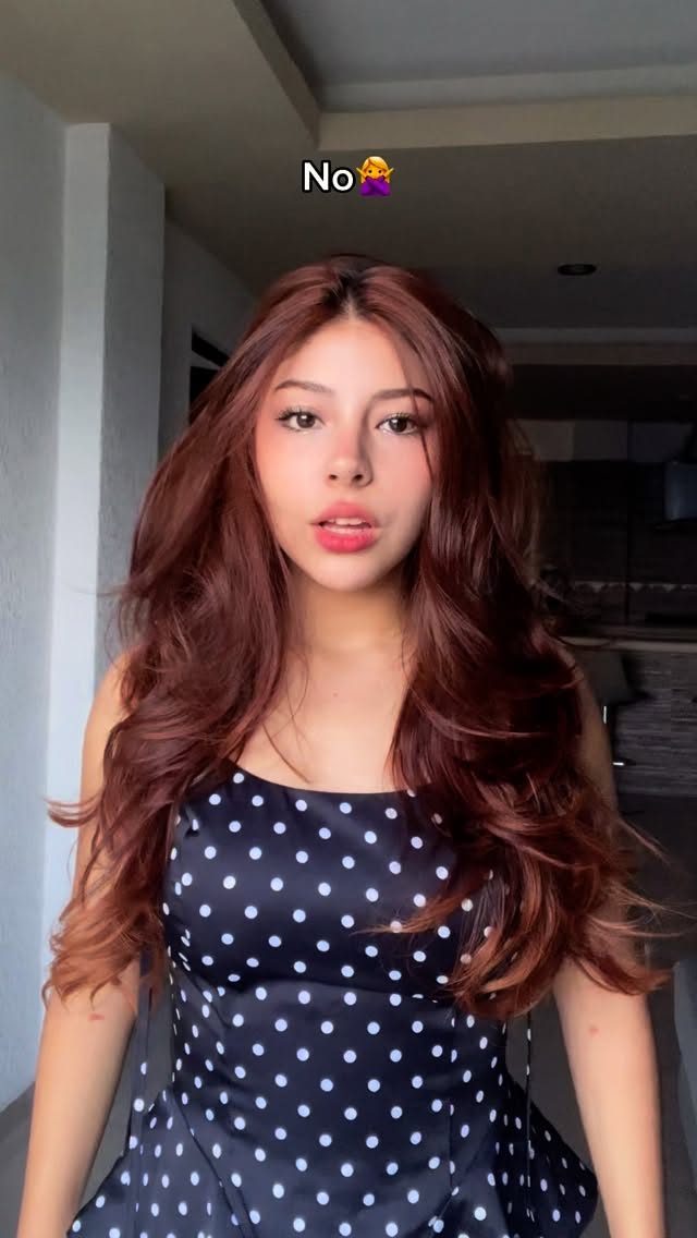 Instagram post by @kiry_gard for Revlon Hair Tools. Caption reads: Amando el color rosita 😭✨

#10AÑOSDEVOLUMEN....