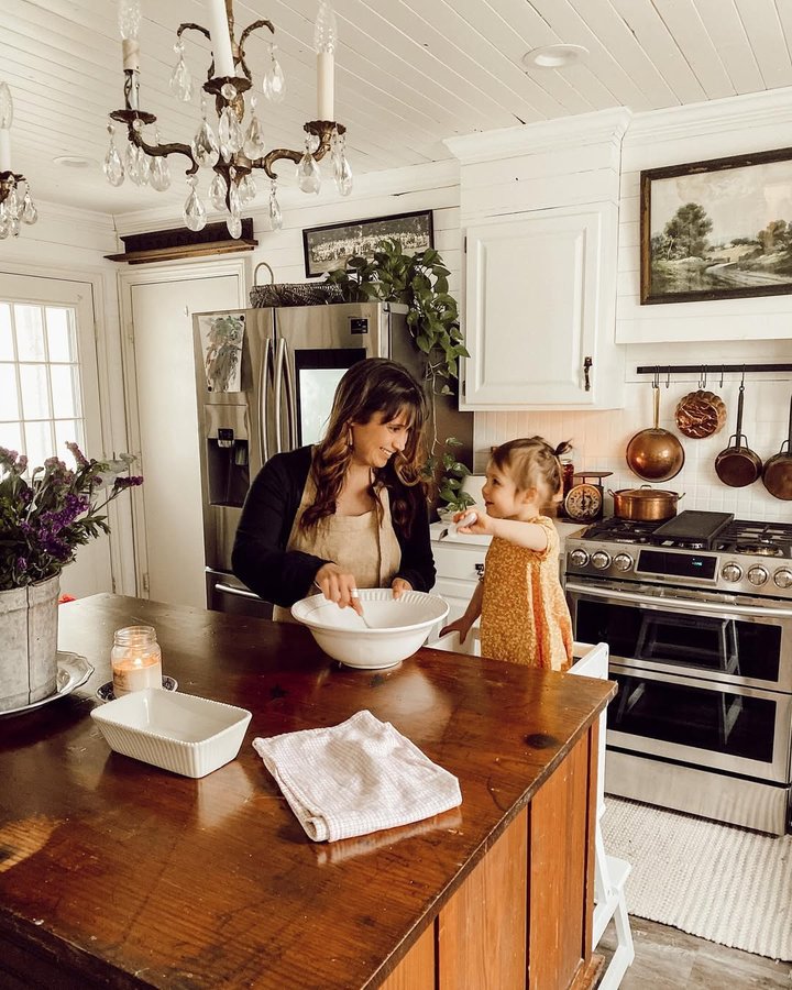 Instagram post by @candlewoodcottage for The Cottage Journal. Caption reads: Thanks to my @samsunghomeappliances Flex Dual oven....