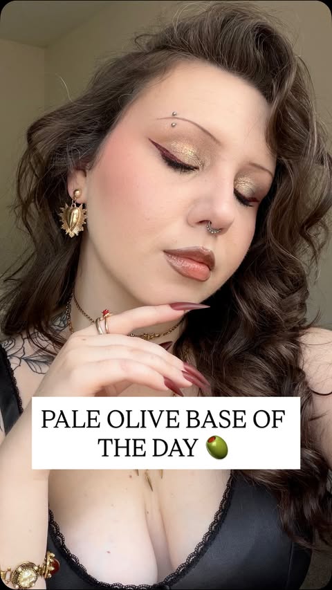 Instagram post by @halle.sparkles for about-face beauty. Caption reads: [...] fit me loose powder “05 fair”....