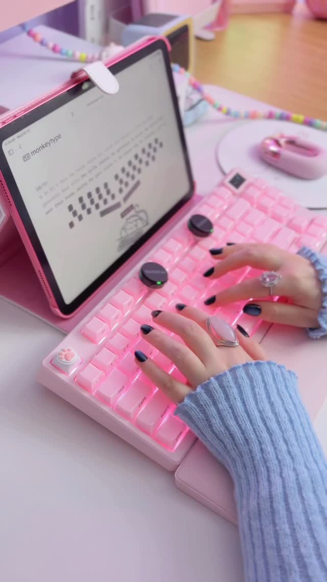 Instagram post by @daizedreams for Womier Keyboard. Caption reads: [...] is the Womier SK80 Pro from Womier Keyboard.....