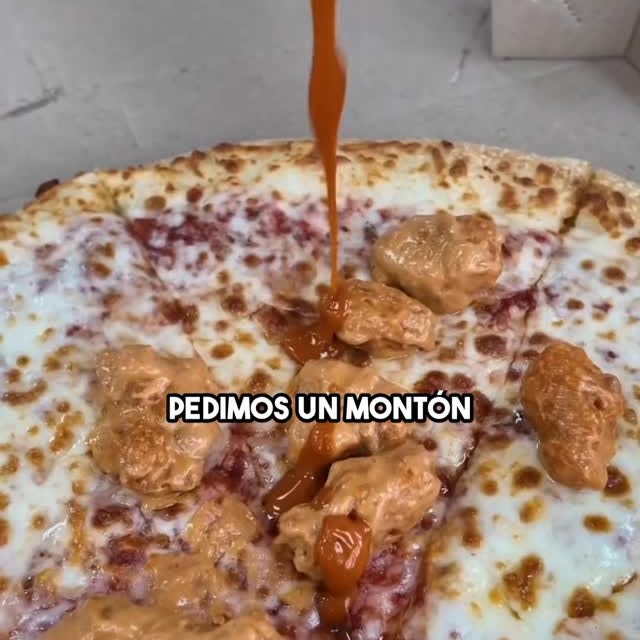 Instagram post by @si_somos_gemelos for Little Caesars. Caption reads: Reseña de Little Caesars 🍕 probamos la nueva....