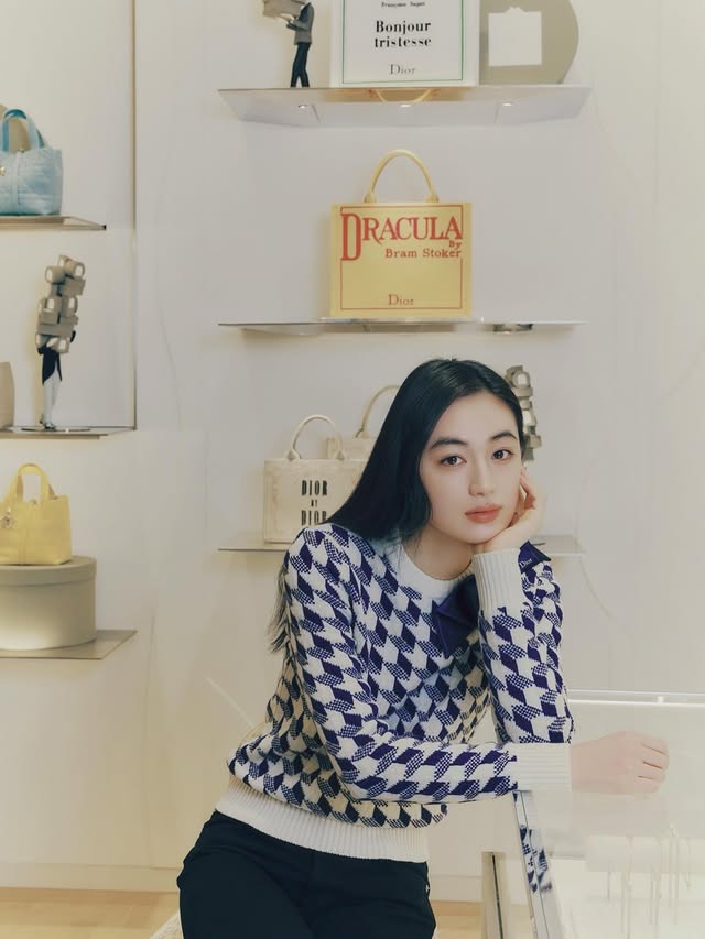 Instagram post by @rikakoyagi_official for Dior. Caption reads: [...] of Dior Ginzaを訪ねさせていただきました。

メゾンのヘリテージにオ....