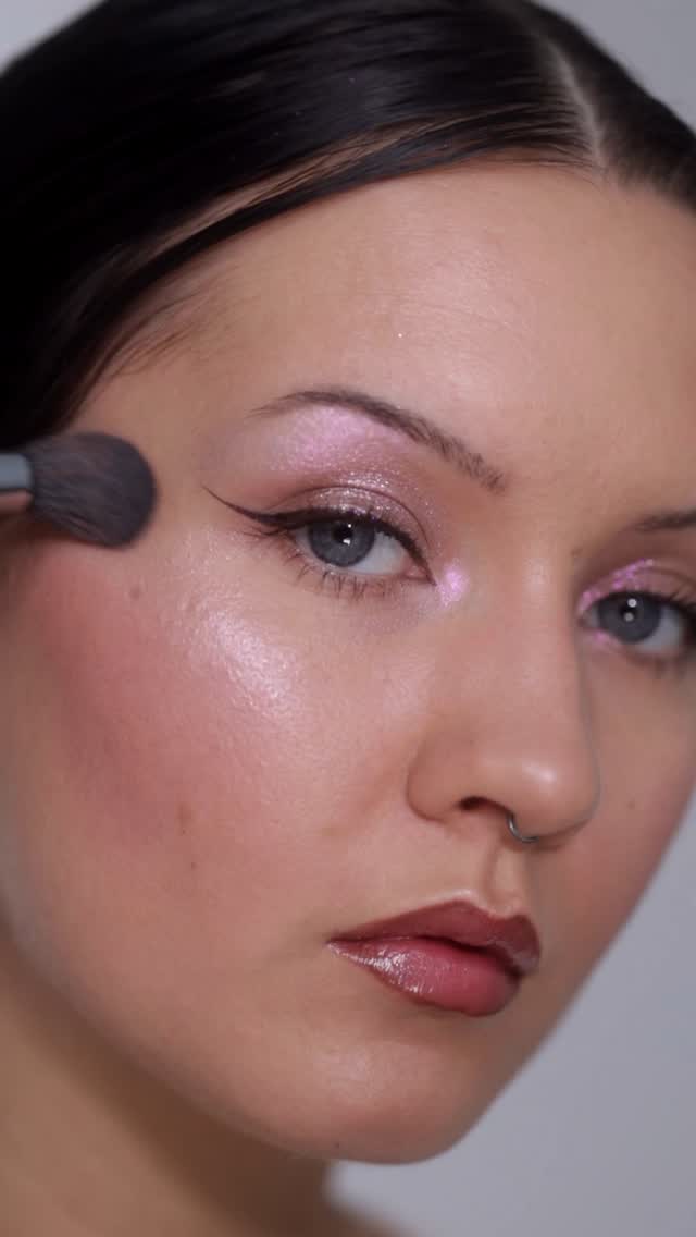 Instagram post by @marlou.makeup for EM Cosmetics. Caption reads: [...] highlighter in coastal glaze PR
-....