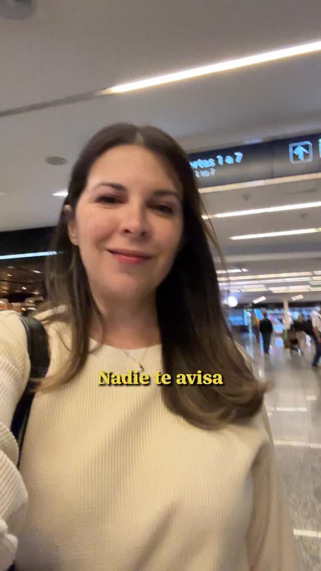 Instagram post by @cecisaia for Holafly. Caption reads: Hablemos de ahorrarte sorpresas, tiempo y dolores....
