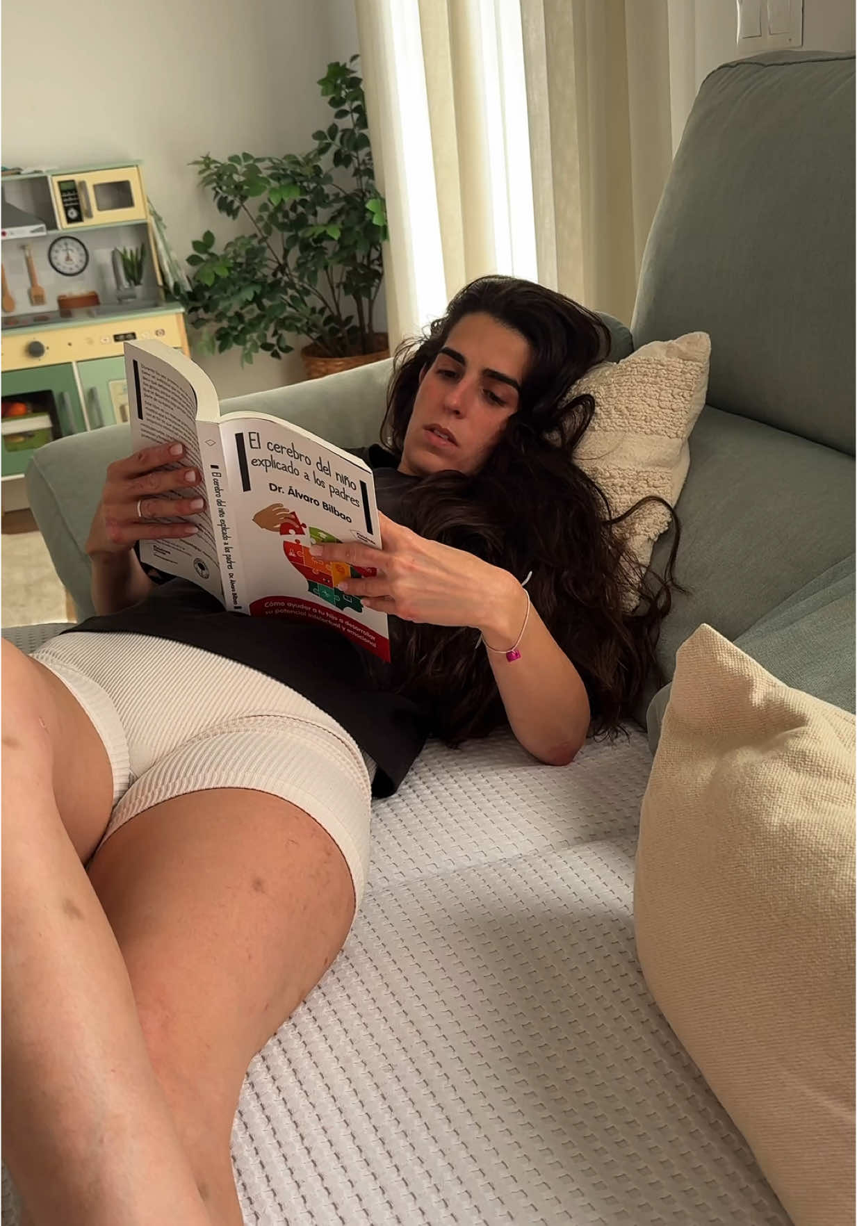 TikTok post by @ismaellemais for KitKat. Caption reads: Por favor @KITKAT le podéis explicar a @Isita Díaz....