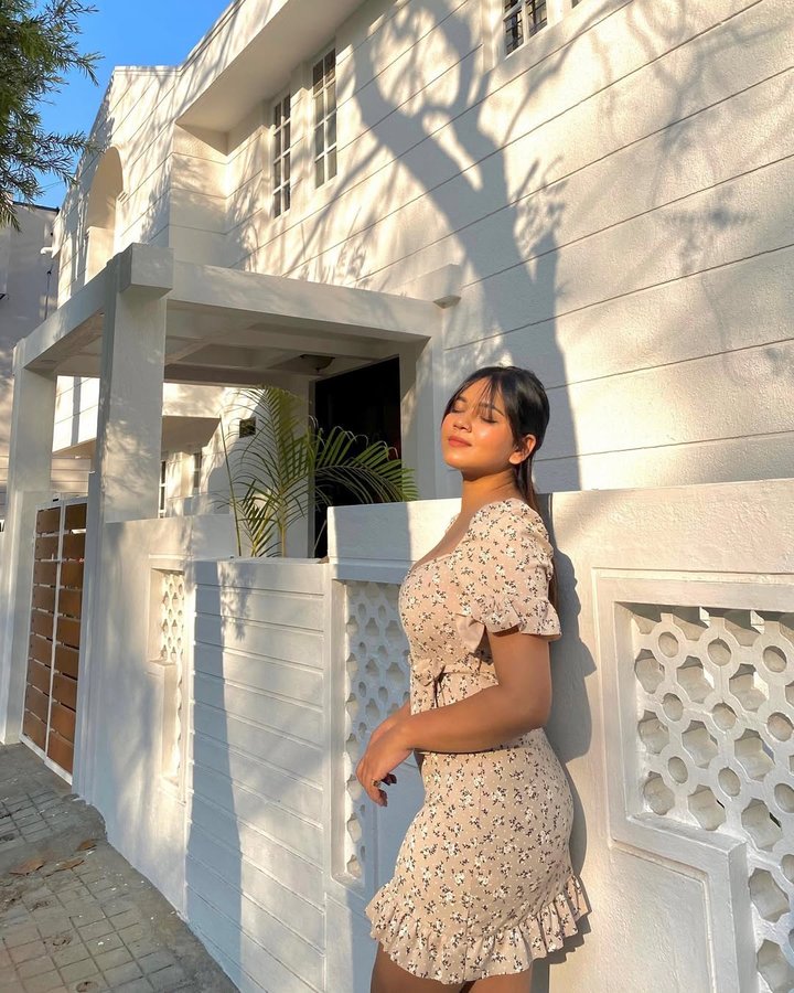 Instagram post by @khyyyatii for ISAWITFIRST. Caption reads: swipe to see my burger belly 🥰 #myntra....