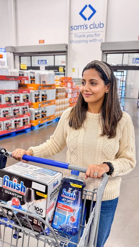 Instagram post by @thegeelife for SheSpeaks. Caption reads: #ad Holiday hosting hack🎄Want to make cleanup....