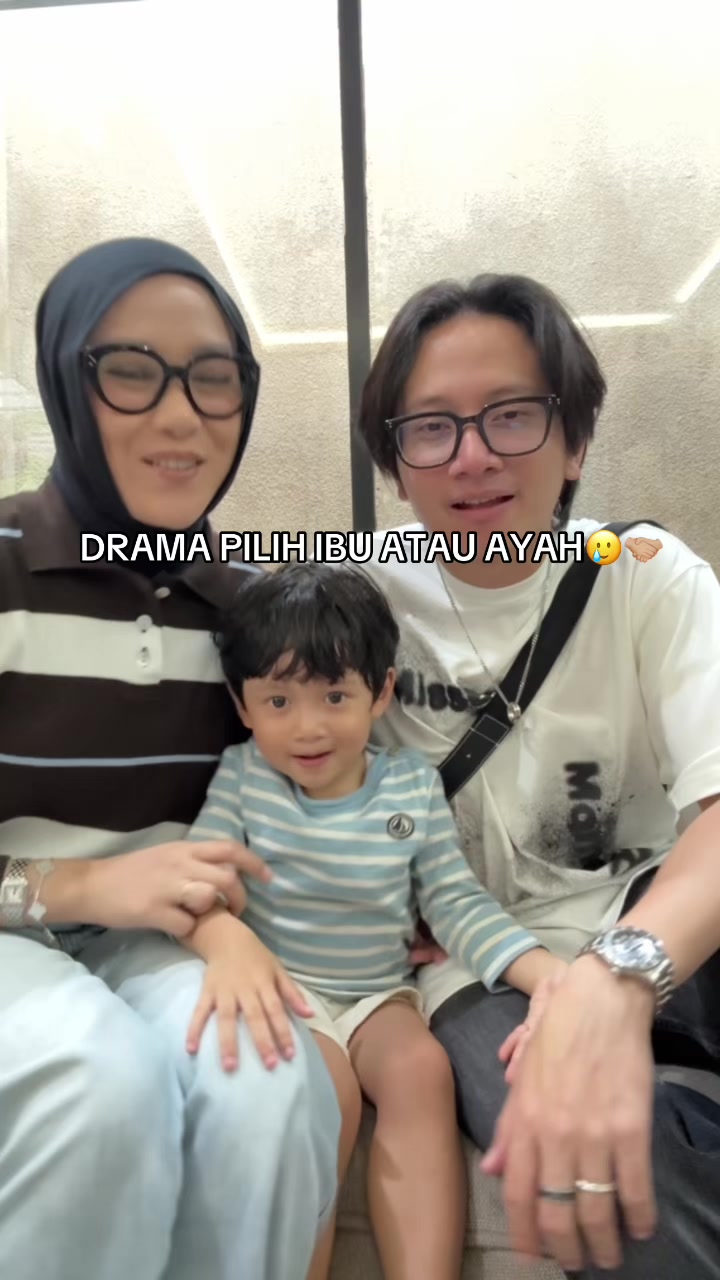 TikTok post by @shaturday for GENTLY Baby. Caption reads: [...] ayahnya emas buat gue:') aWkwkakakak....