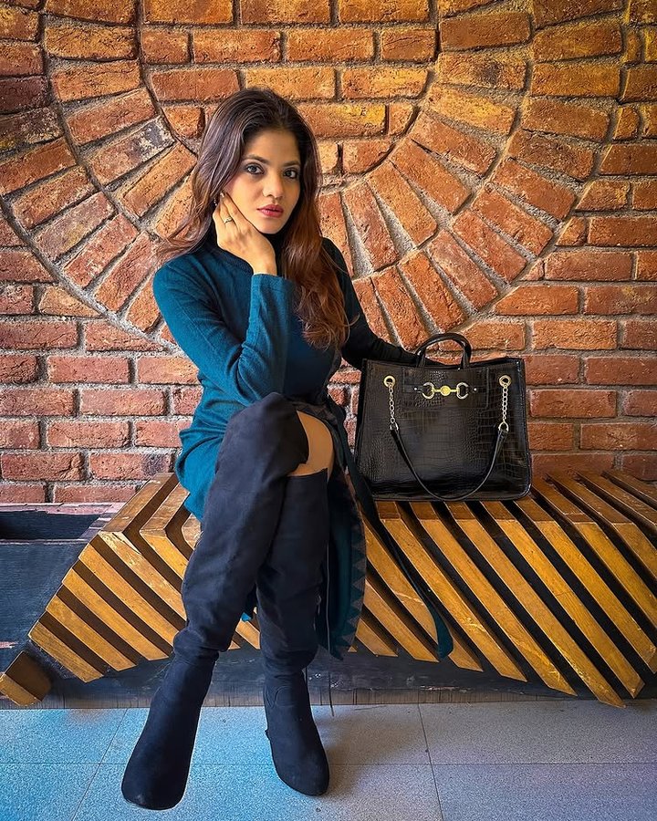 Instagram post by @dr.sejaljain for Anne Klein. Caption reads: [...] AK 👜
Now available in India 🫶🏻✨
....