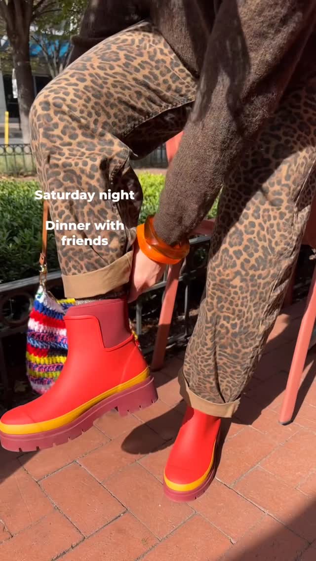 Instagram post by @thetrendysenorita for Merry People. Caption reads: An ideal weekend 🍂☕️🧡🐶 and my @merrypeople....