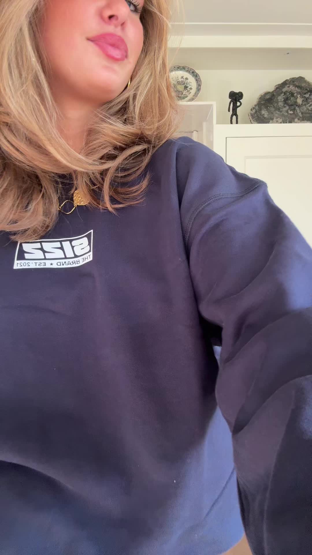 TikTok post by @ronja.rwx for SIZZ THE BRAND. Caption reads: OOTD X @SIZZ the brand 🤍🤍 #foryoupage #OOTD....