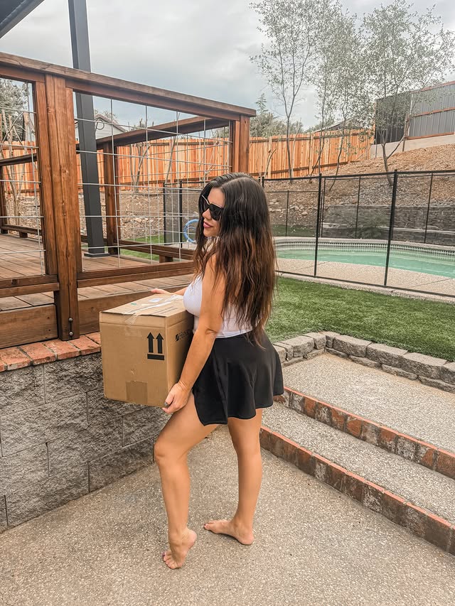Instagram post by @haleymartinoxo for Fabletics. Caption reads: @fabletics Friday 🤍🖤 moving day style [...].