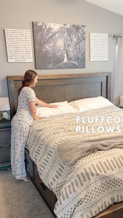 Instagram post by @meetthemungers for fluff. Caption reads: [...] my own rest again😴

#AD These @fluffco....