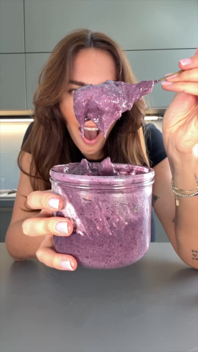 Instagram post by @herstoryfeed for More Nutrition. Caption reads: Anzeige | VITAMINBOMBE ZUM ESSEN 🍇😍 DAILY100....