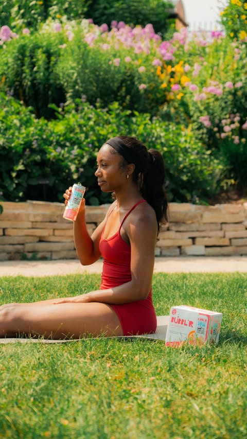 Instagram post by @_kymorascott for BUBBL'R. Caption reads: [...] back in the gym, back with a @drinkbubblr !.