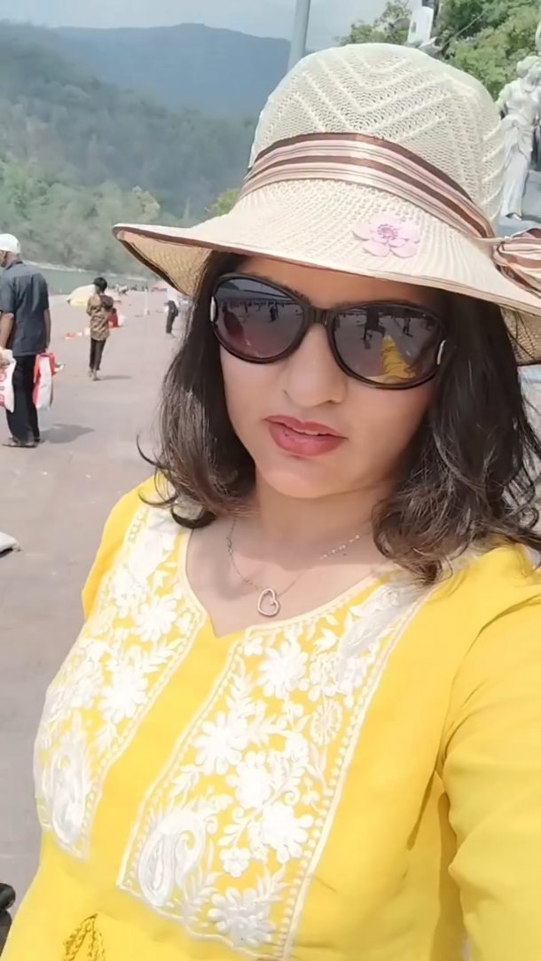 Instagram post by @bhavikarajaswani for Pee Safe. Caption reads: Periods + Travel = Stress? Not anymore! 😍
Maine....