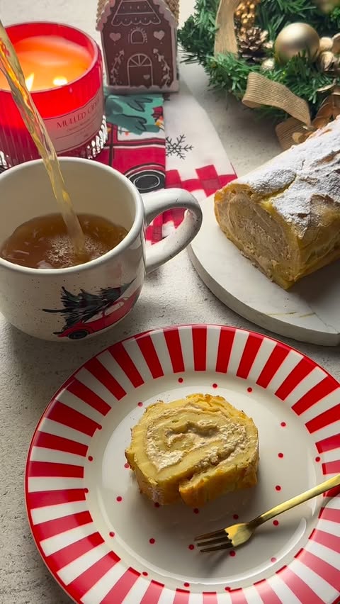 Instagram post by @missgabyte for Žemaitijos pienas. Caption reads: Kalėdinis eklerų vyniotinis✨

Tešlai reikės:
125 g....