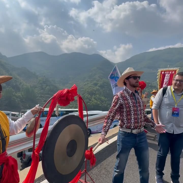 Instagram post by @tu_tio_wicho for BYD Auto México. Caption reads: habías vistu una camioneta que sirva pa pescar....