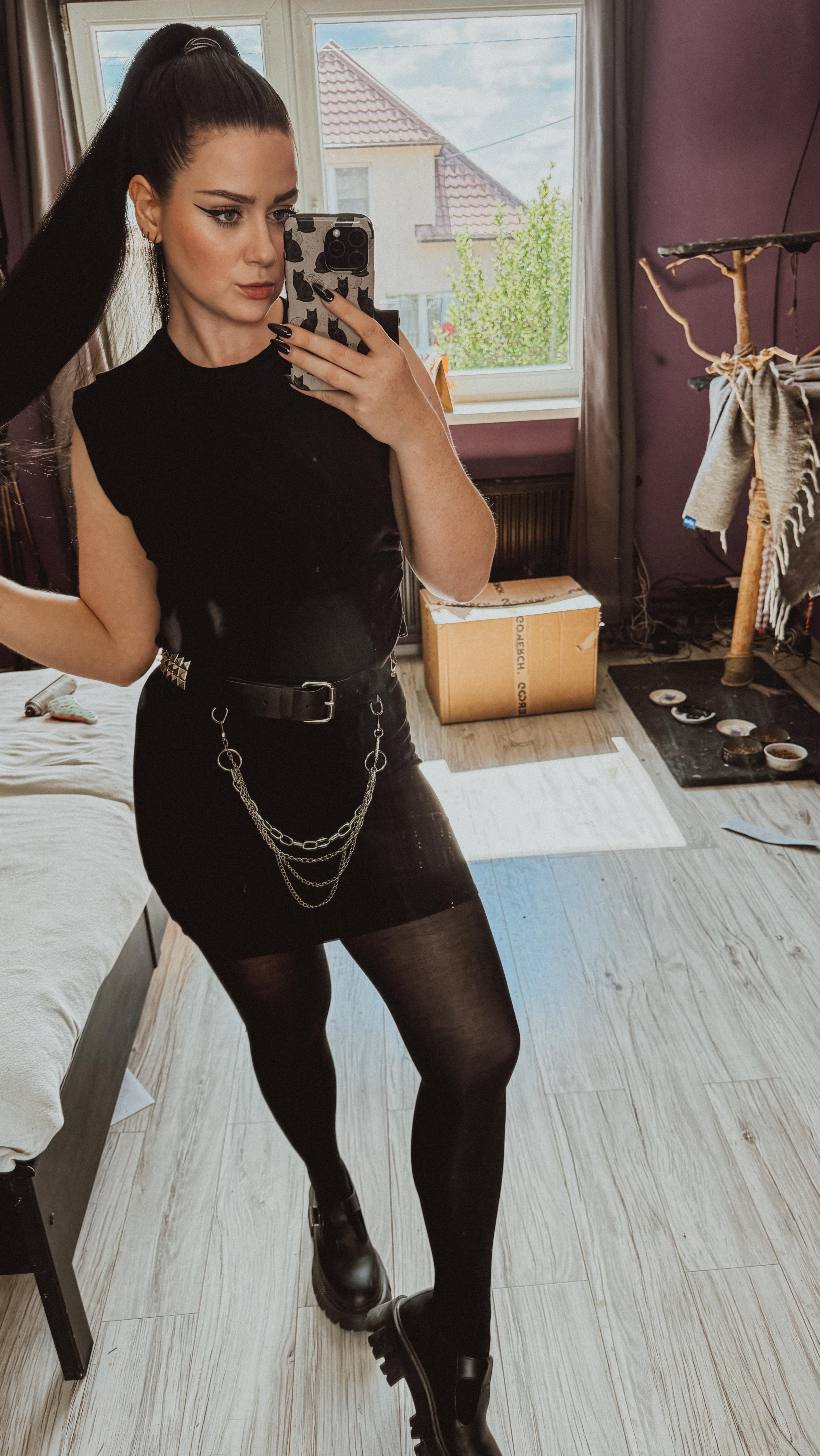 Instagram post by @lucia.zimerman.photo for HalfPrice. Caption reads: Today I’ve got this ultra simple outfit for you —....