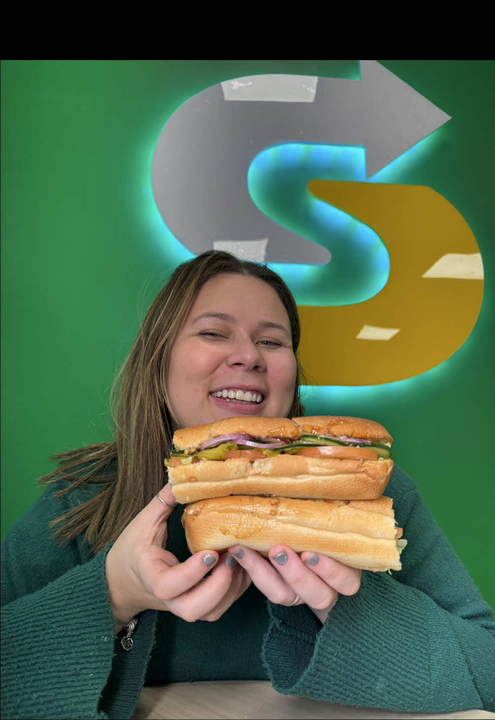 TikTok post by @biaerafareviews for Subway. Caption reads: Subway no precinho? 🤑 Chegou o tão famigerado....