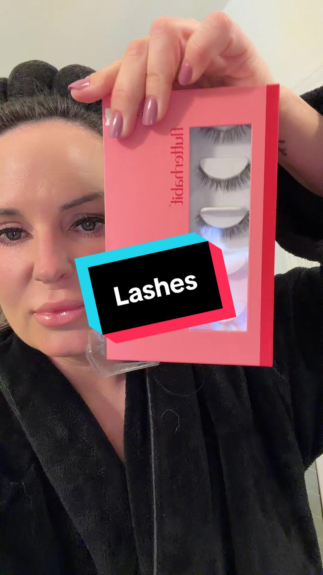 TikTok post by @samunhinged1 for FlutterHabit. Caption reads: [...] This set lasted me about a month.....