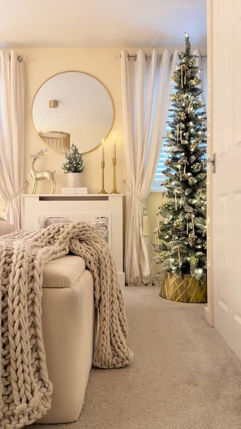 Instagram post by @house_to_home_no.17 for Hampton and Astley. Caption reads: [...] for 🎄🎅🏻

I’m back sharing....