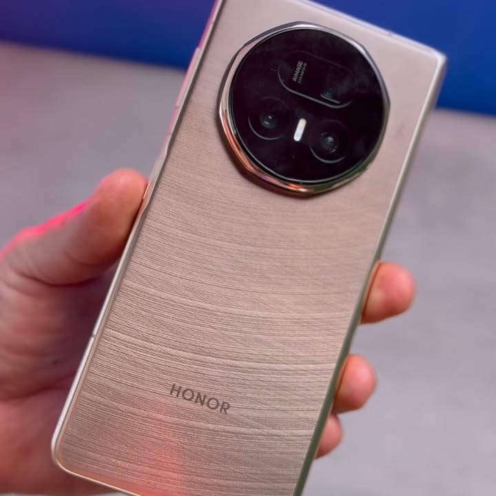 Instagram post by @caliendo.dario for Honor. Caption reads: 📦 Unboxing IN ANTEPRIMA del nuovo Honor Magic V5:....
