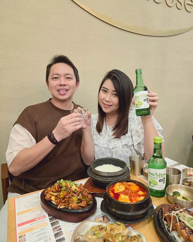 Instagram post by @jessica_precilia for HiteJinro Global. Caption reads: KOREAN NO.1 SOJU JINRO @jinro_sg🍶✨
Chilling with....