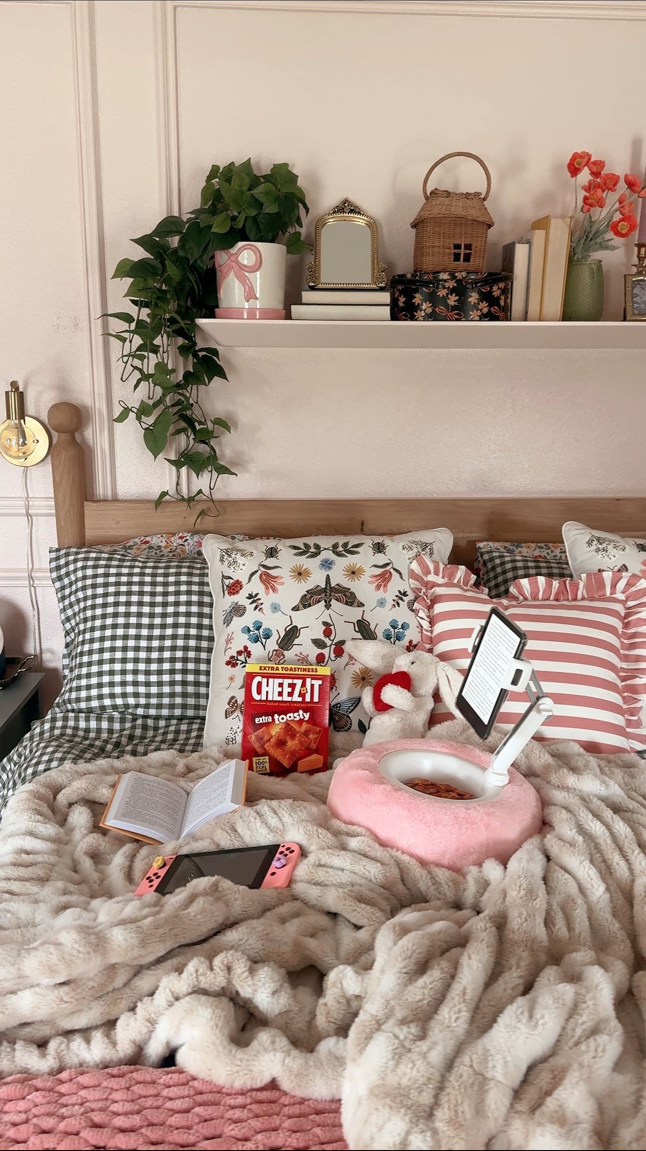 Instagram post by @flashesofstyle for Cheez-It. Caption reads: #ad An *extra* cozy day with @cheezit Extra Toasty....