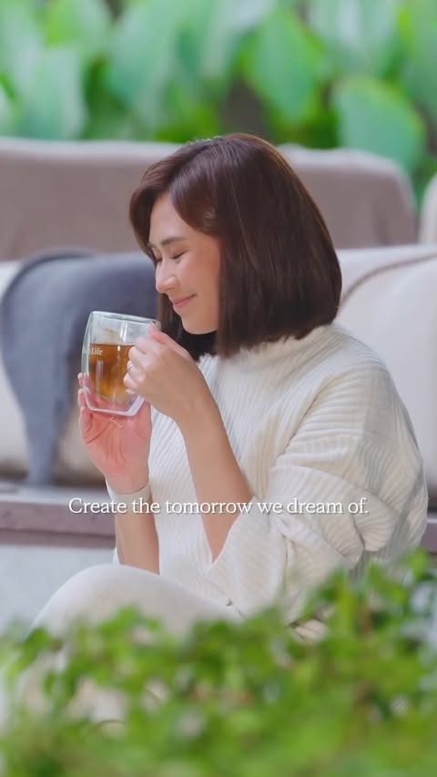 Instagram post by @justsarahgph for Sun Life Philippines. Caption reads: This is how I create a brighter future. Kayo po?....