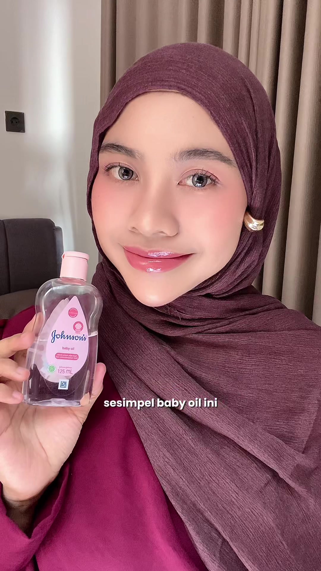 TikTok post by @queenreview_ for Johnson’s Baby Indonesia. Caption reads: Ternyata Johnson’s Baby Oil banyak....