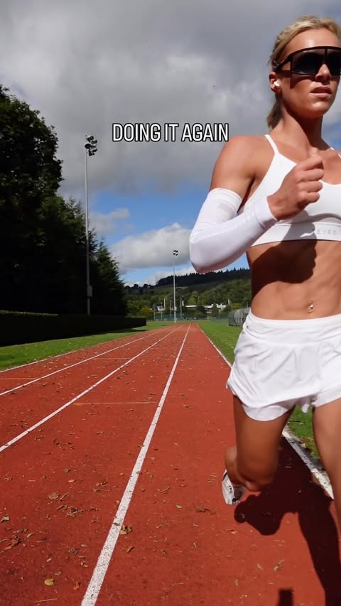 Instagram post by @sarahholden_fit for TEVEO. Caption reads: [...] everything 🏃🏼‍♀️ Training in the new....