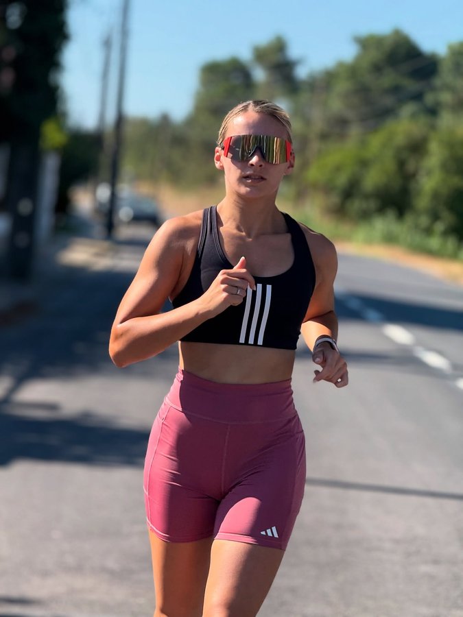 Instagram post by @run_with_ines for HAWKERS CO.. Caption reads: Sunday run 🏃🏼‍♀️🖤🩷
w/ @hawkersco @hawkerscrew....