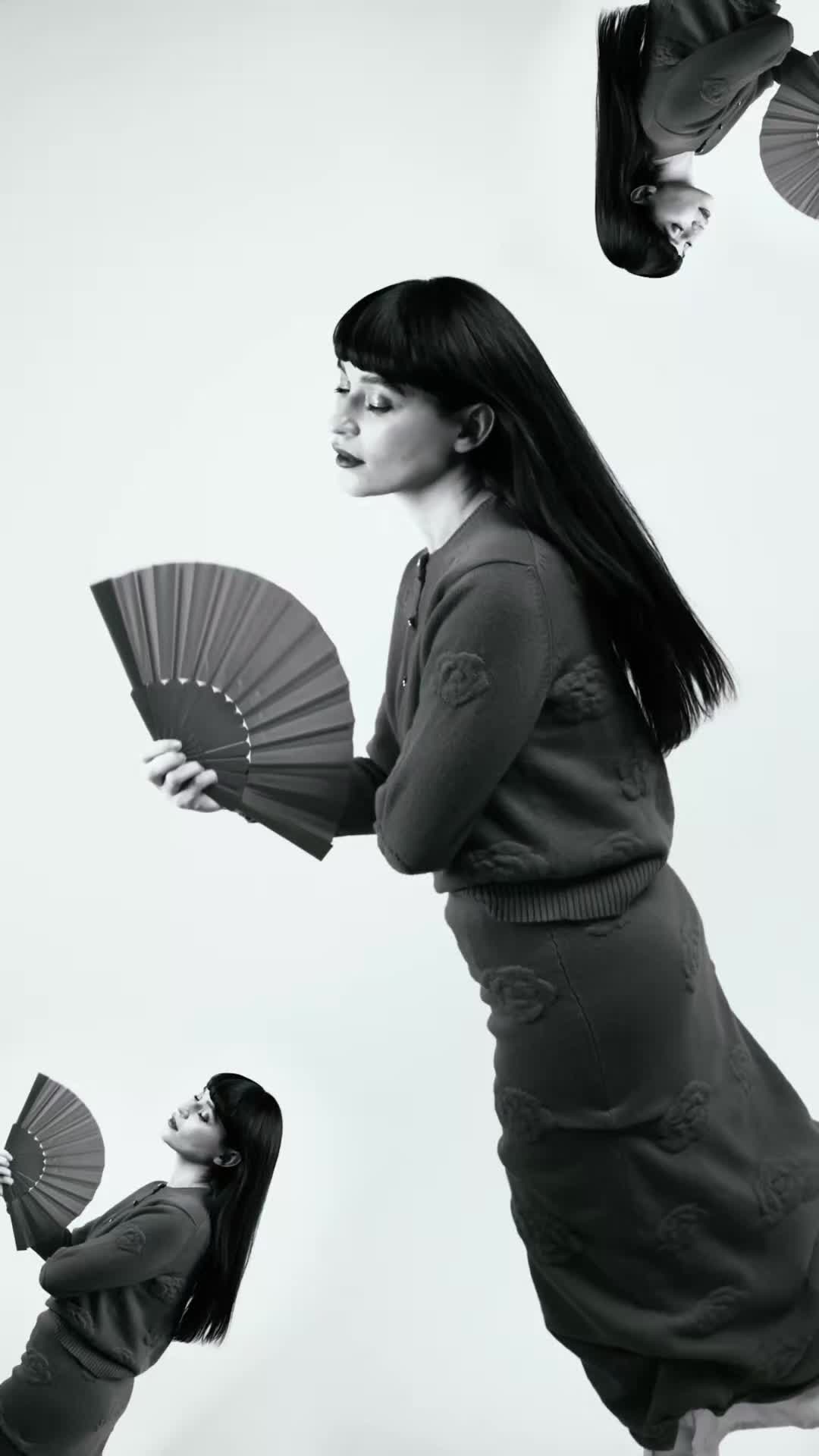 TikTok post by @irinarimes for Avon. Caption reads: Let's go FANOMENAL! cu noua mascara de la @Avon....