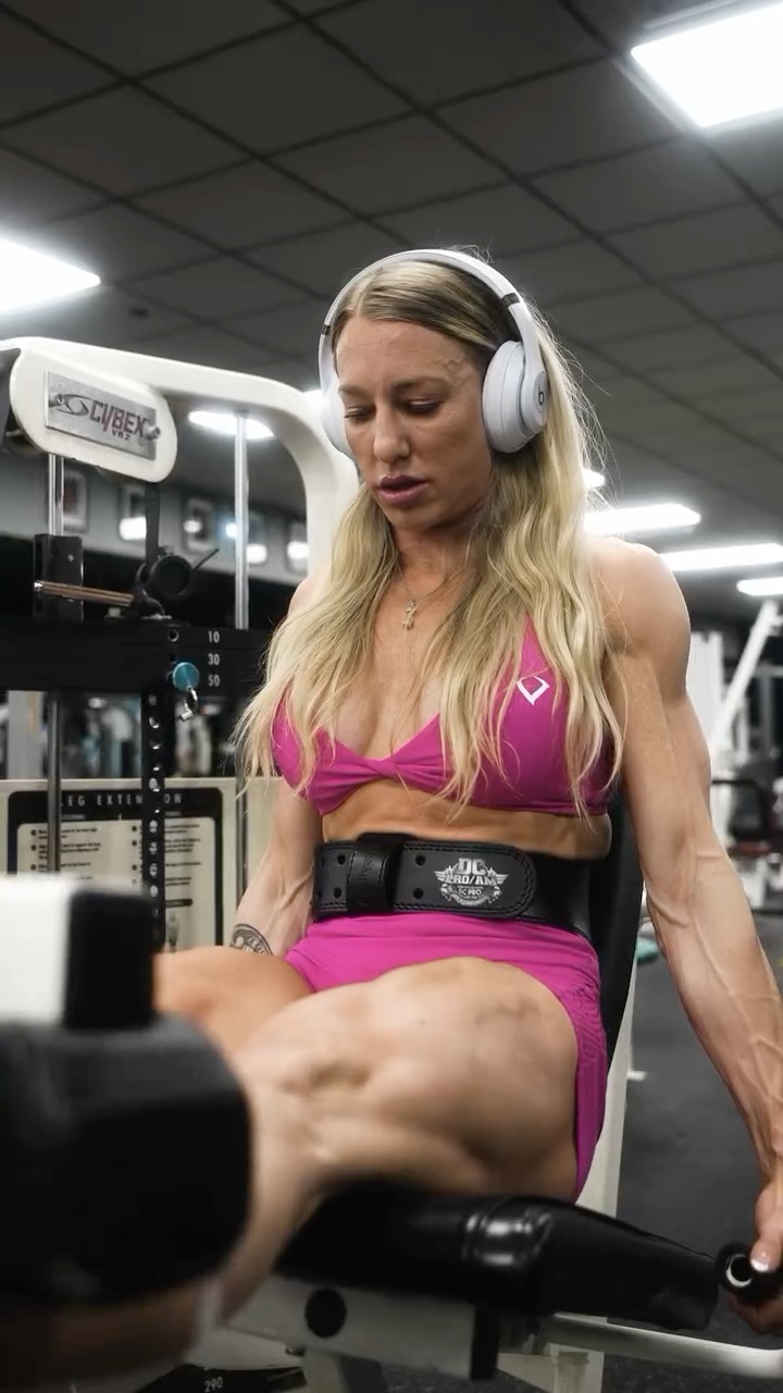Instagram post by @emilysmith_ifbbpro for sweetsweat. Caption reads: Throwback to my last leg workout before the DC....
