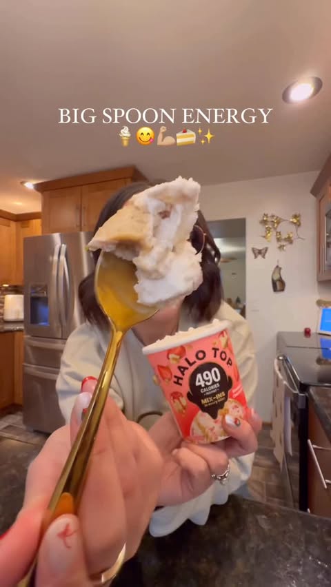 Instagram post by @jenna_bariatricbestie for Halo Top Creamery. Caption reads: [...] big spoon energy, baby!! 🤤🍓🥄✨....