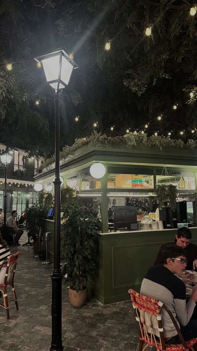 Instagram post by @itslittleyona for Joom. Caption reads: Creando necesidades con @joomspain Me falto algo....