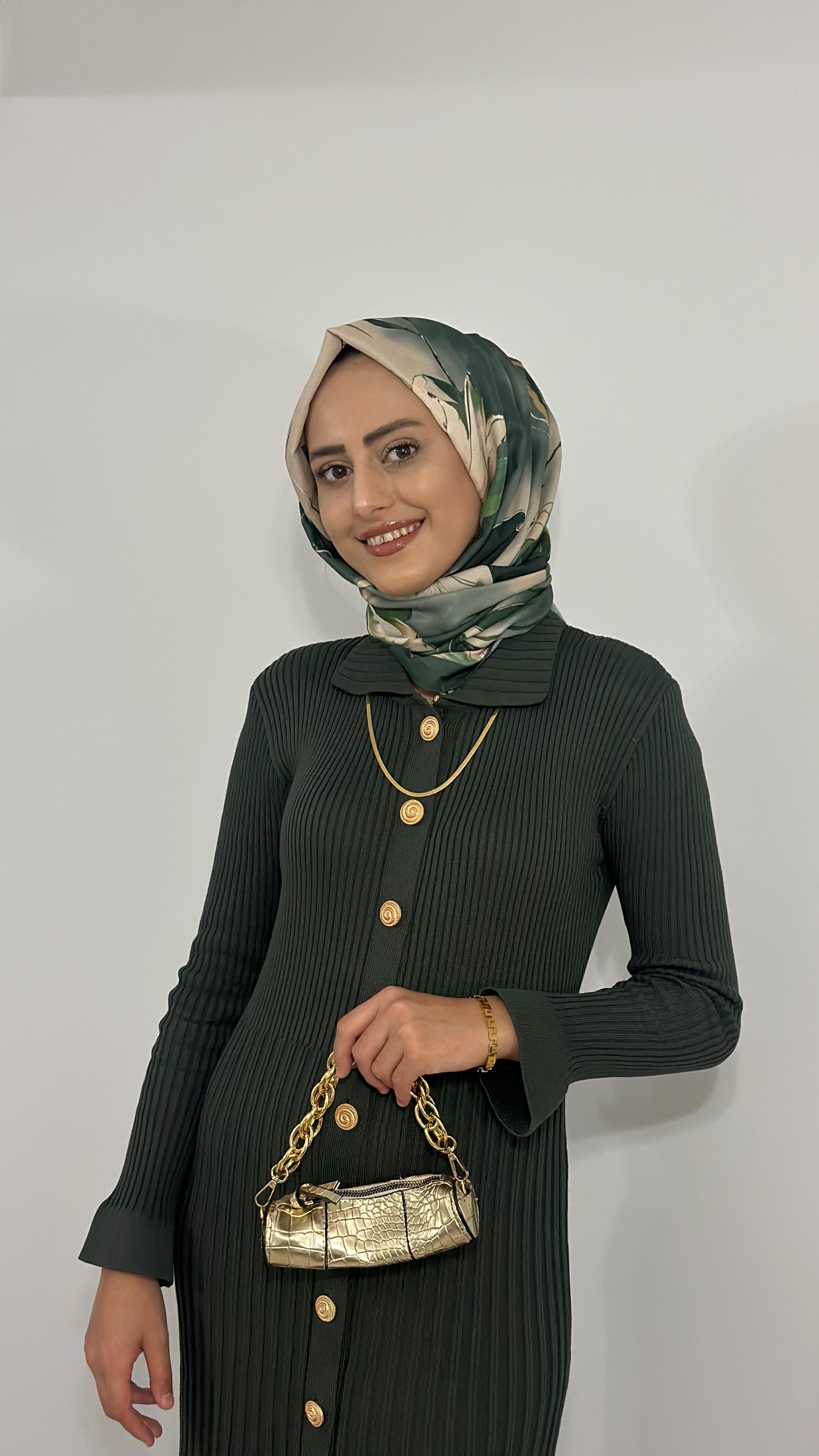 Instagram post by @sevdepomak for OZSARICAM. Caption reads: Elbisem @ozzsaricam ✨
.
.
.
.
.
#reklam #isbirligi.