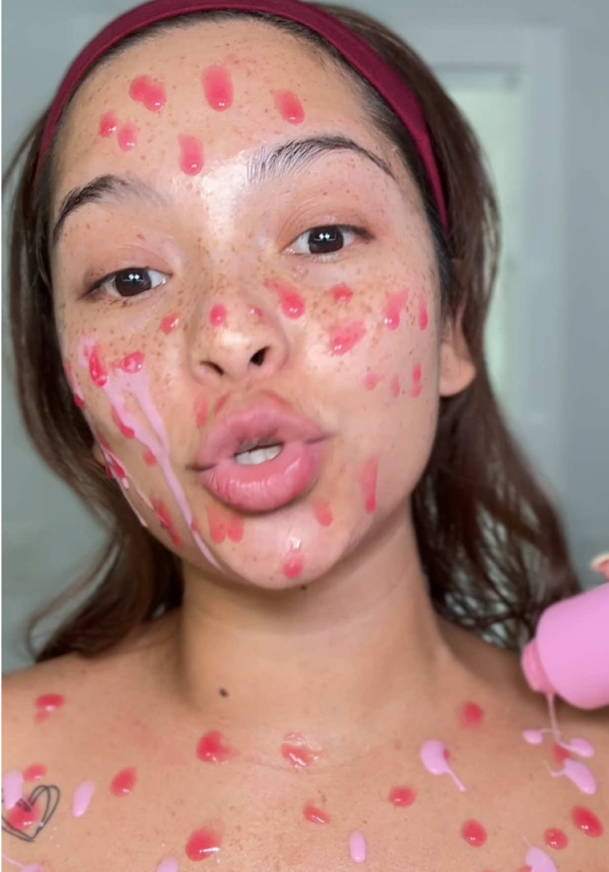 TikTok post by @makeup_mabell for APRILSKIN. Caption reads: #greenscreenvideo 💛 Recupera tu piel del acné....