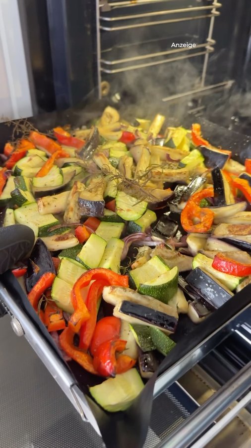 Instagram post by @sallyswelt for Bosch Home DE. Caption reads: Anzeige I Heute musste es mittags richtig fix....