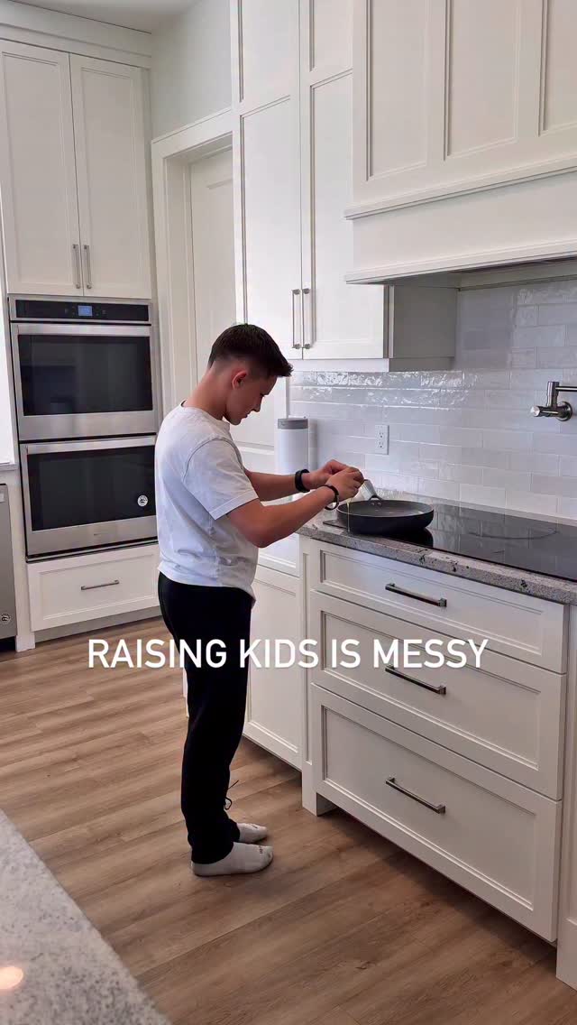 Instagram post by @lifestyle.leaks for Tineco. Caption reads: ✨ Comment MESS for a link and discount for this....