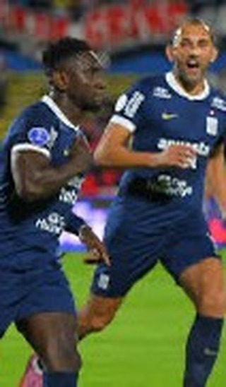 Instagram post by @pitucosmarrones for LATAM Airlines. Caption reads: Gracias @latamairlines por quitarle este momento....