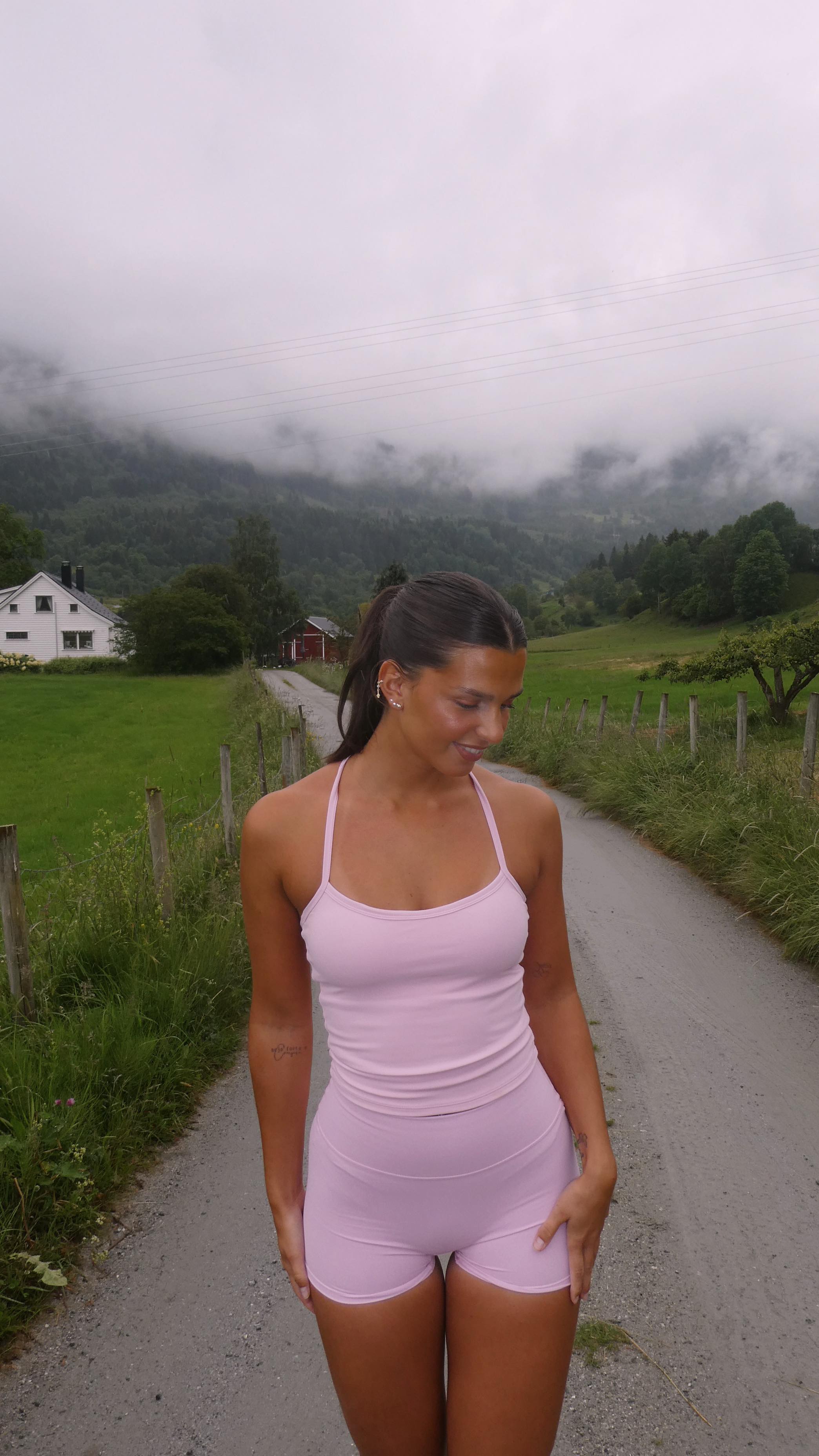 Instagram post by @kristin_kvaale for PEACH TIGHTS. Caption reads: POV: its back day🤝✨

Wearing @peach_tights /....