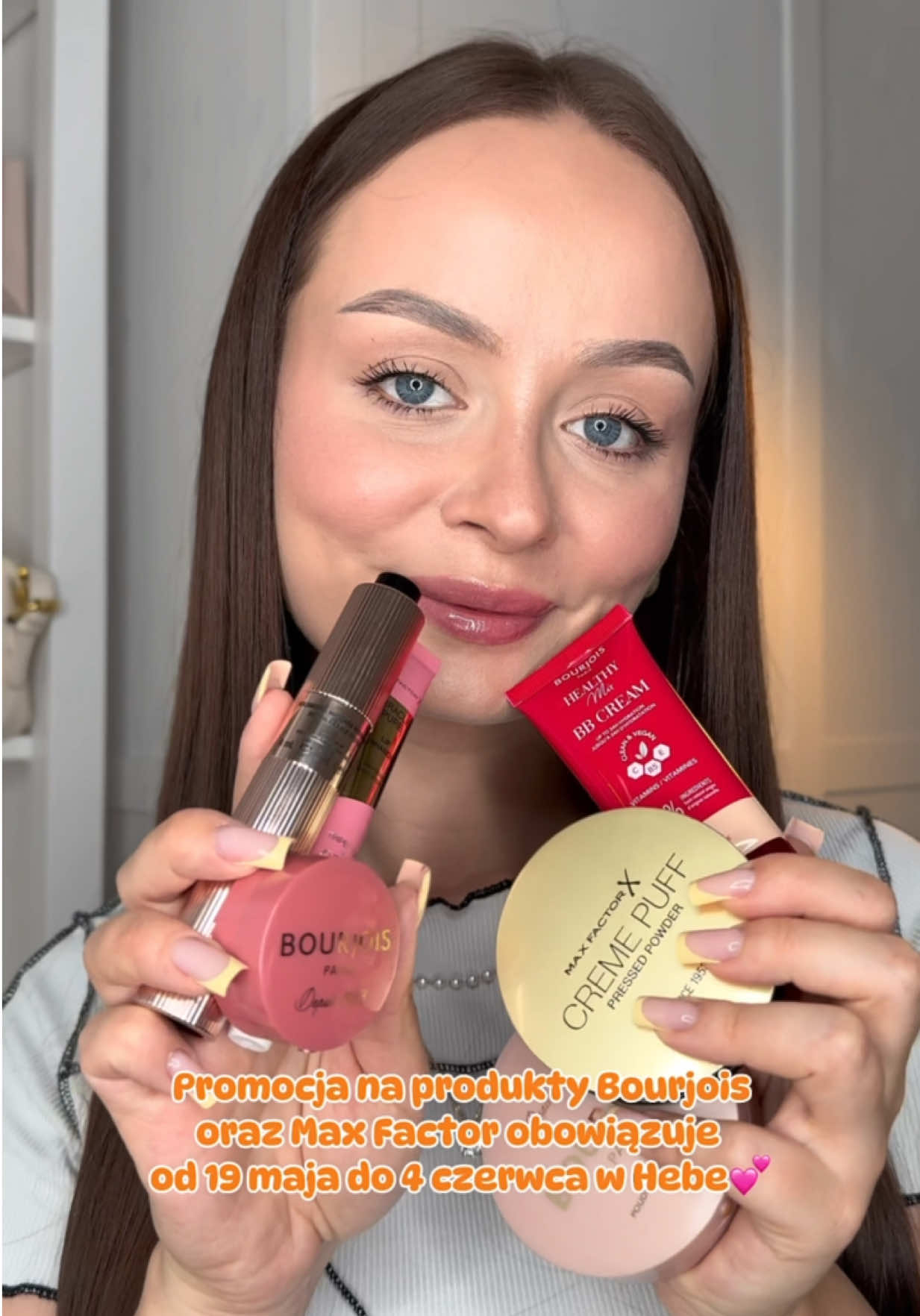 TikTok post by @patrycja.sojkaa for Max Factor. Caption reads: Bez tych produktów nie ruszam się na wakacje ☀️....