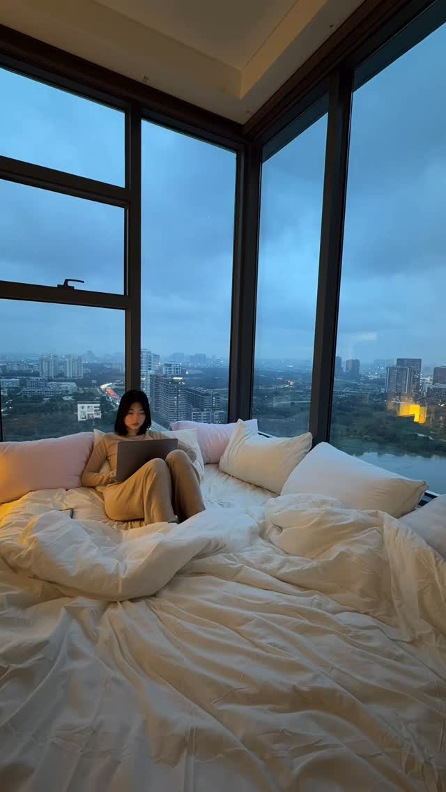 Instagram post by @oanhdaqueen for Meshki. Caption reads: being cozy in @meshki.