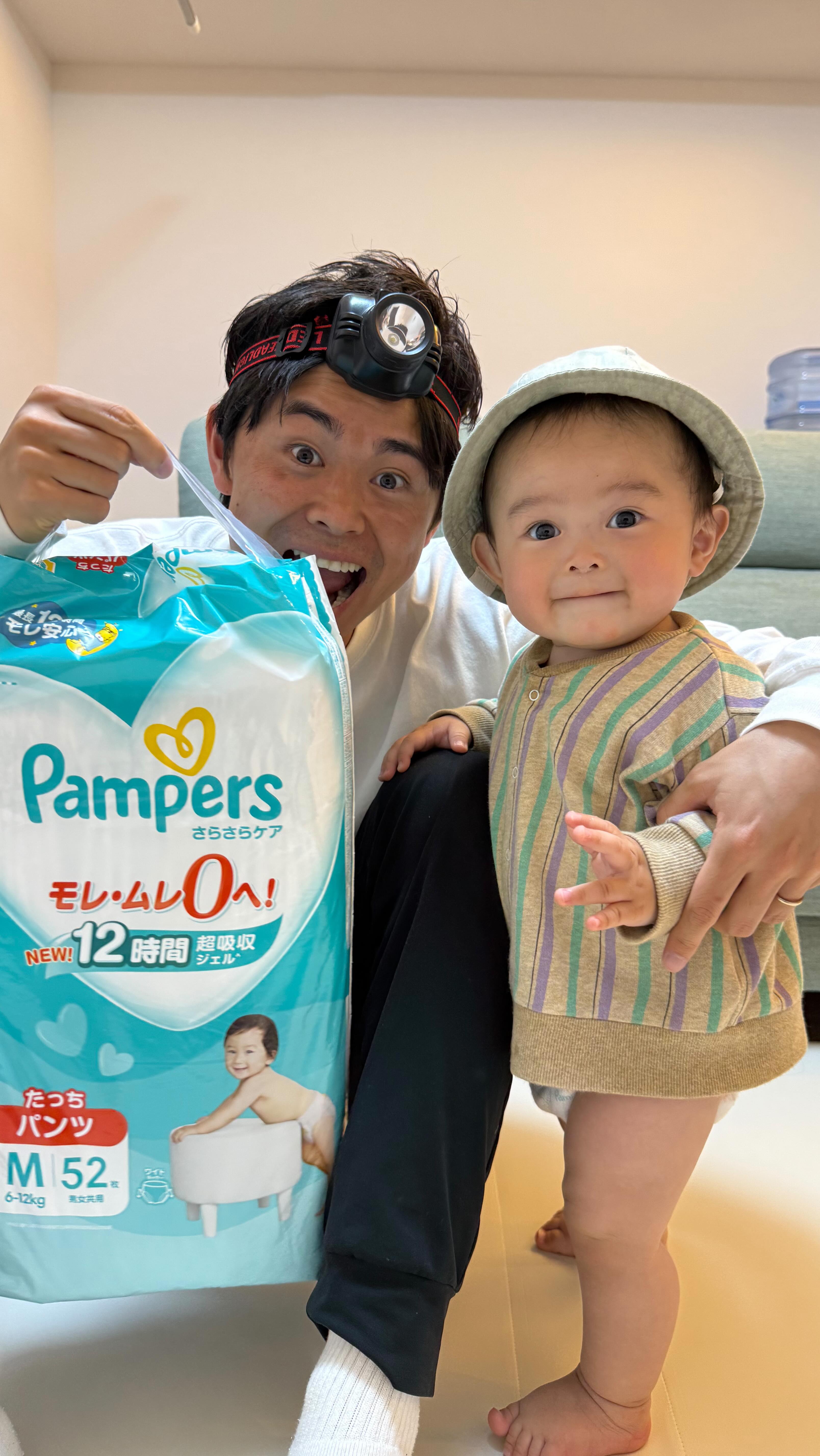Instagram post by @rhythmical_papa for All Good. Caption reads: 動きが活発なミニカル👶🏻とうとうソファーも
よじ登れるようになりました！👏

動くとオムツが知....